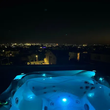 Penthouse With Outdoor Hottub Apartment *