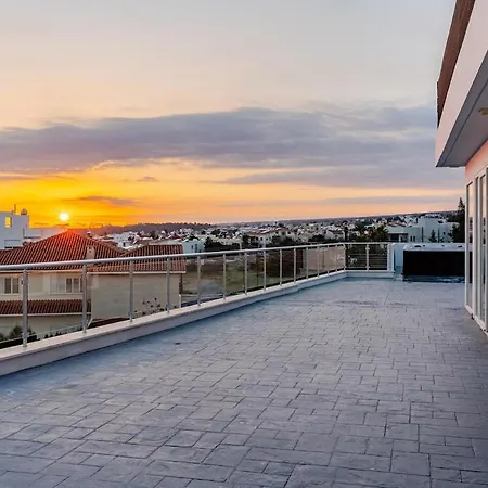 Penthouse With Outdoor Hottub Apartment
