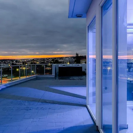 Apartment Penthouse With Outdoor Hottub